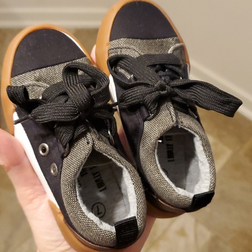 Toddler boy shoes similar look to Vans